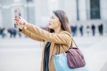 Mulher asiática em Madrid tomando uma selfie, Espanha — Fotografia de Stock