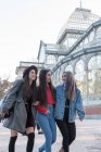 Junge Frauen genießen den Kristallpalast im Park retiro madrid, Spanien — Stockfoto
