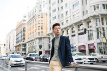 Jovem chinês na rua Gran Via, Madrid, Espanha — Fotografia de Stock