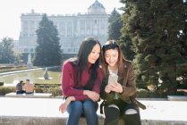 Азіатські жінки роблять туризму в Мадриді, Іспанія — стокове фото