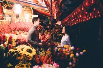 Felice coppia asiatica che celebra il Capodanno cinese in città — Foto stock