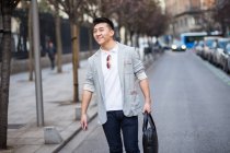 Empresário chinês a descer a rua em Madrid, Espanha — Fotografia de Stock