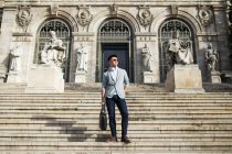 Китайський бізнесмен, стоячи на відкритому повітрі в Мадриді, Іспанія — стокове фото