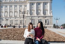 Asiatische Frauen machen Tourismus in Madrid mit Tablette, Spanien — Stockfoto