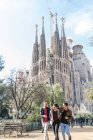 Felices turistas indios visitando la Sagrada Familia en Barcelona España - foto de stock