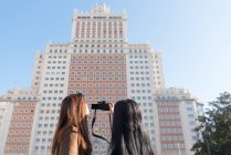 Asian women doing tourism in Madrid taking a picture, Spain — Stock Photo