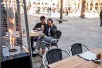 Щасливі молодих азіатських туристичних пара на мобільний телефон в Барселоні, Іспанія — стокове фото