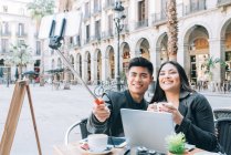 Счастливая молодая азиатская туристическая пара делает селфи на планшете в Барселоне, Испания — стоковое фото