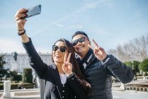 Pareja china tomando selfie en Madrid, España - foto de stock