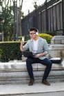 Китайський бізнесмен, що працюють на відкритому повітрі з ноутбуком, Іспанія — стокове фото
