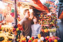 Счастливая азиатская пара празднует китайский Новый год в городе — стоковое фото