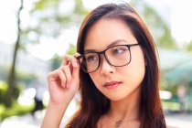 Menina asiática bonita com óculos na rua — Fotografia de Stock