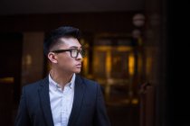 Retrato de un empresario chino inteligente en la calle - foto de stock