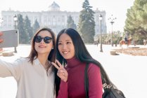 Donne asiatiche che fanno turismo a Madrid e si fanno un selfie, Spagna — Foto stock