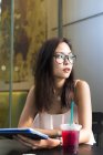 Bella asiatico ragazza in occhiali con compressa — Foto stock