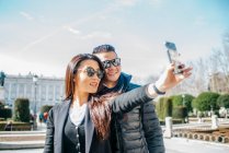 Chinese Couple taking selfie in Madrid — Stock Photo