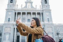 Mulher em Madrid tirando uma selfie, Espanha — Fotografia de Stock