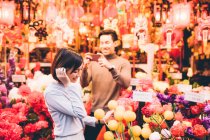 Счастливая азиатская пара празднует китайский Новый год в городе — стоковое фото