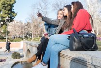 Des amis philippins prennent un selfie dans un parc du Retiro, Espagne — Photo de stock