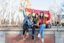 Mulheres com bandeira espanhola no parque Retiro Madrid, Espanha — Fotografia de Stock