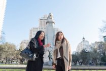 Mujeres asiáticas haciendo turismo en Madrid, España - foto de stock
