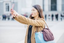 Mulher chinesa viajando em Madrid e tomando selfie, Espanha — Fotografia de Stock