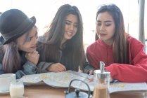 Drei junge Frauen in Madrid im Urlaub, Spanien — Stockfoto