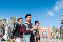 Turistas indios que visitan Barcelona España - foto de stock