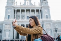 Mujer en Madrid tomando una selfie, Madrid, España - foto de stock