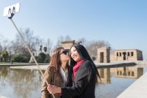Donne asiatiche che fanno turismo a Madrid e si fanno un selfie, Spagna — Foto stock