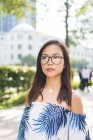 Прелестная азиатская девушка с очками на улице — стоковое фото