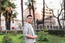 Китайський бізнесмен, стоячи на відкритому повітрі тримаючись за чашкою кави, Іспанія — Stock Photo