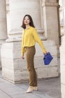 Молода Китайська жінка прогулянки з blue сумка — стокове фото