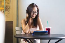 Pretty Asian Girl With Tablet In Cafe — Stock Photo
