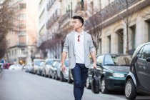 Китайский бизнесмен прогуливается по улице в Мадриде, Испания — стоковое фото