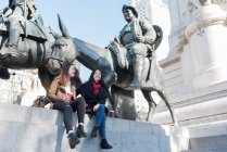 Mujeres asiáticas haciendo turismo en Madrid y tomando café, España - foto de stock