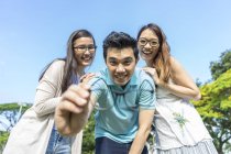 Группа молодых азиатских друзей, развлекающихся на открытом воздухе — стоковое фото