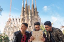 Tourists in Barcelona with a Map — Stock Photo