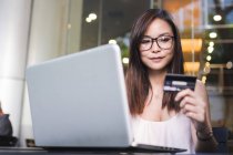 Pretty Asian Girl Making A Transaction On Her Laptop. — Stock Photo