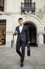 Китайський бізнесмен йшов по вулиці в Мадриді, Іспанія — стокове фото