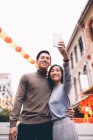 Щаслива азійська пара, яка відзначає китайський Новий рік у місті і віддає себе за це. — стокове фото