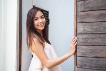 Schön asiatische Mädchen zu Fuß in die Straße — Stockfoto