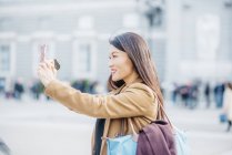 Chinoise voyageant à Madrid et prenant selfie, Espagne — Photo de stock