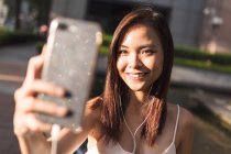 Pretty Asian Girl Taking A Selfie In The Street — Stock Photo