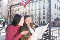 Asiatische Frauen tun Tourismus in Madrid mit Karte, Spanien — Stockfoto