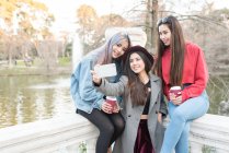 Glückliche Frauen machen Selfie im pensionro park madrid, spanien — Stockfoto