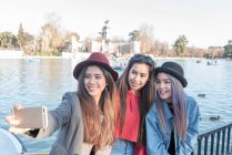 Donne filippine che scattano foto e selfie nel Parco del Retiro Madrid, Spagna — Foto stock