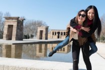 Asiatische Frauen beim Tourismus in Madrid, Spanien — Stockfoto