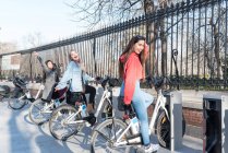 Philippinische Freundinnen in einer Fahrradstation im Retiro Park Madrid — Stockfoto
