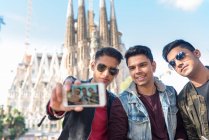 Indian friends tourists making selfies and photos in sagrada fam — Stock Photo